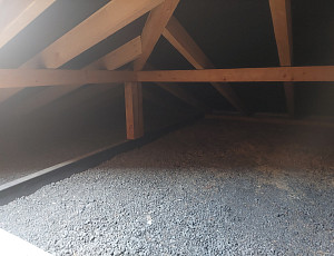 Zateplení stropu patrového rodinného domu pomocí foukané izolace